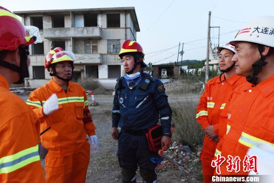 通過(guò)此次演練，進(jìn)一步檢驗了部隊實(shí)戰能力，增強了官兵自信心?！菈鄢?攝